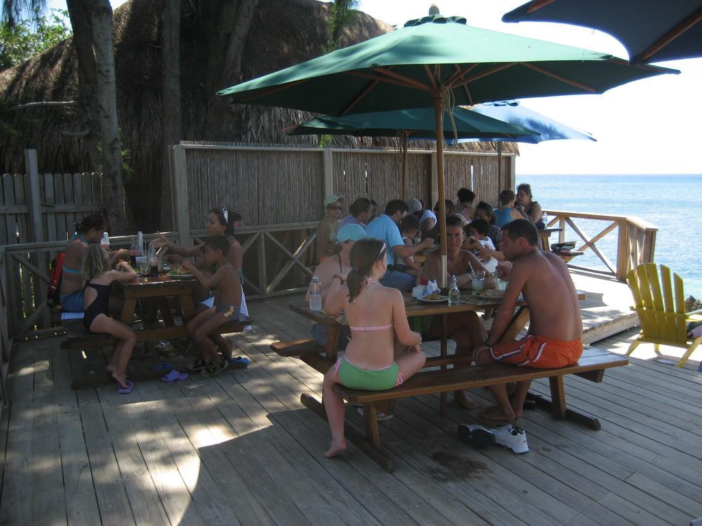 Las Rocas Resort And Dive Center West Bay Exterior photo
