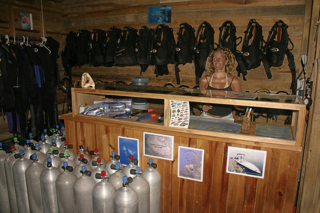 Las Rocas Resort And Dive Center West Bay Exterior photo