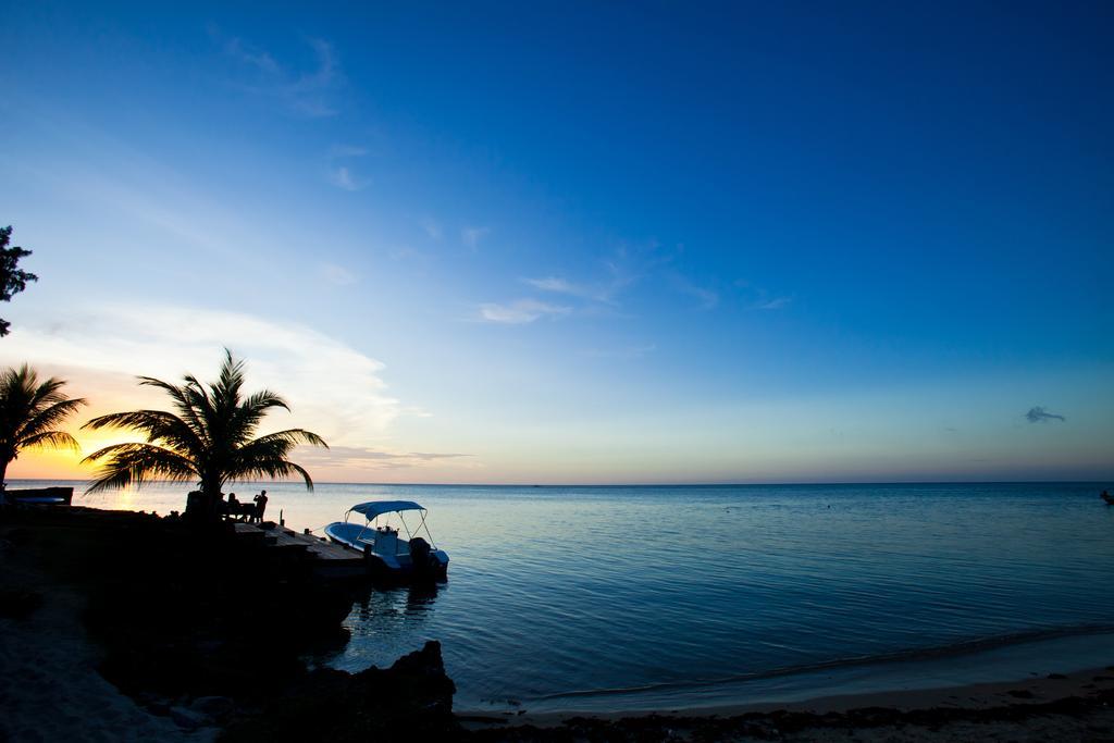 Las Rocas Resort And Dive Center West Bay Exterior photo
