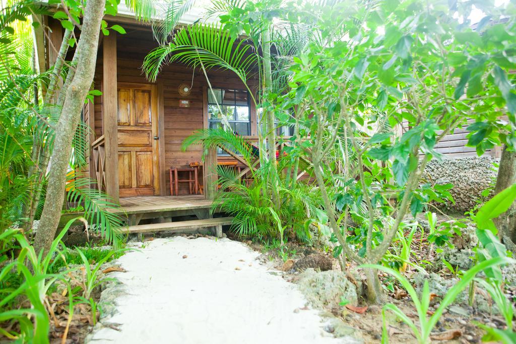 Las Rocas Resort And Dive Center West Bay Exterior photo